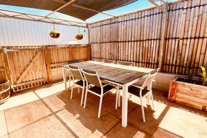 Outdoor dining - Carpenter House - 3 Bedroom House (Exmouth)