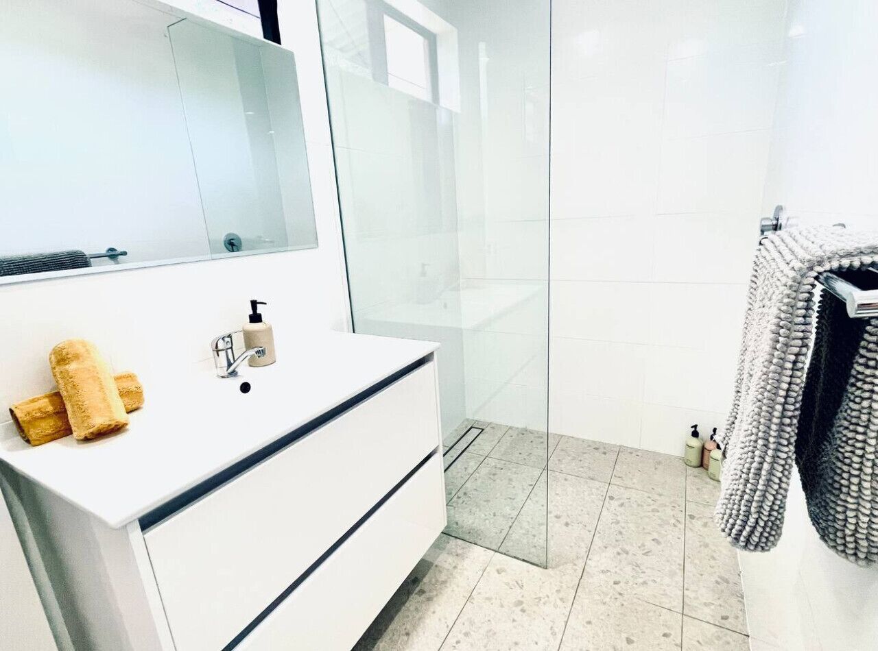 Douche, articles de toilette écologiques, séchoir à cheveux