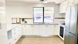 コーヒー / ティーメーカー、冷蔵庫、電子レンジ、オーブン