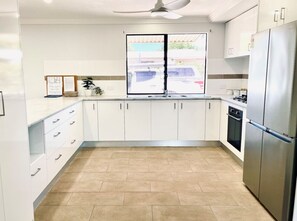 Fridge, microwave, oven, stovetop - Carpenter House (Exmouth)