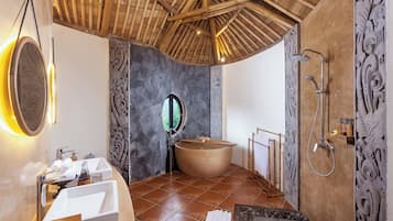 Deluxe Villa with Valley View | Bathroom | Separate bathtub and shower, free toiletries, hair dryer, bathrobes
