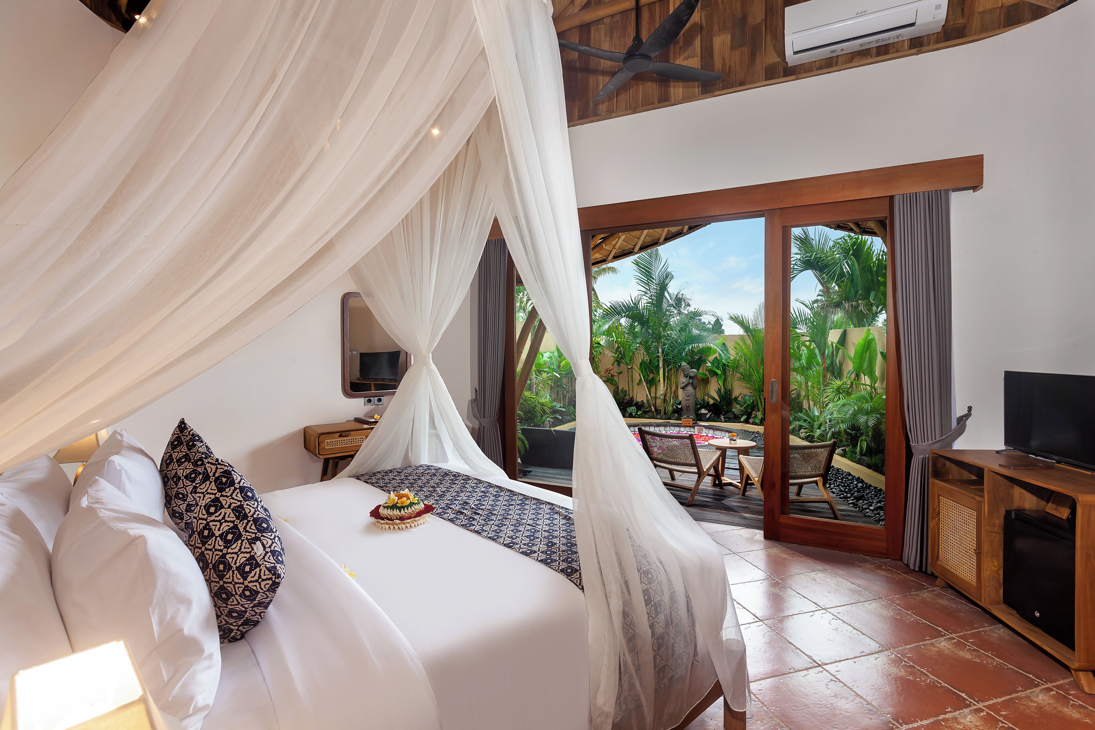One-Bedroom Villa with Private Pool | 1 bedroom, minibar, in-room safe, laptop workspace