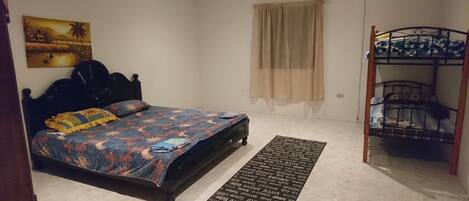 1 habitación, tabla de planchar con plancha, wifi gratis y ropa de cama