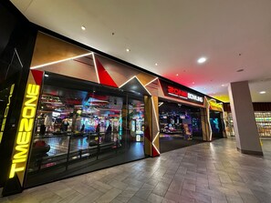 Un espace intérieur moderne doté d’une piste de bowling et de jeux d’arcade.