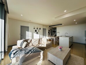 Departamento superior, 3 habitaciones, vista a la ciudad | Área de sala de estar | Televisión LED de 45 pulgadas con canales digitales 