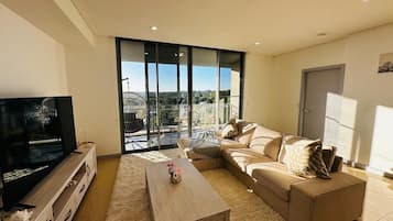 Appartement Supérieur, 3 chambres, vue ville | Coin séjour | Télévision LED de 45 pouces avec chaînes numériques