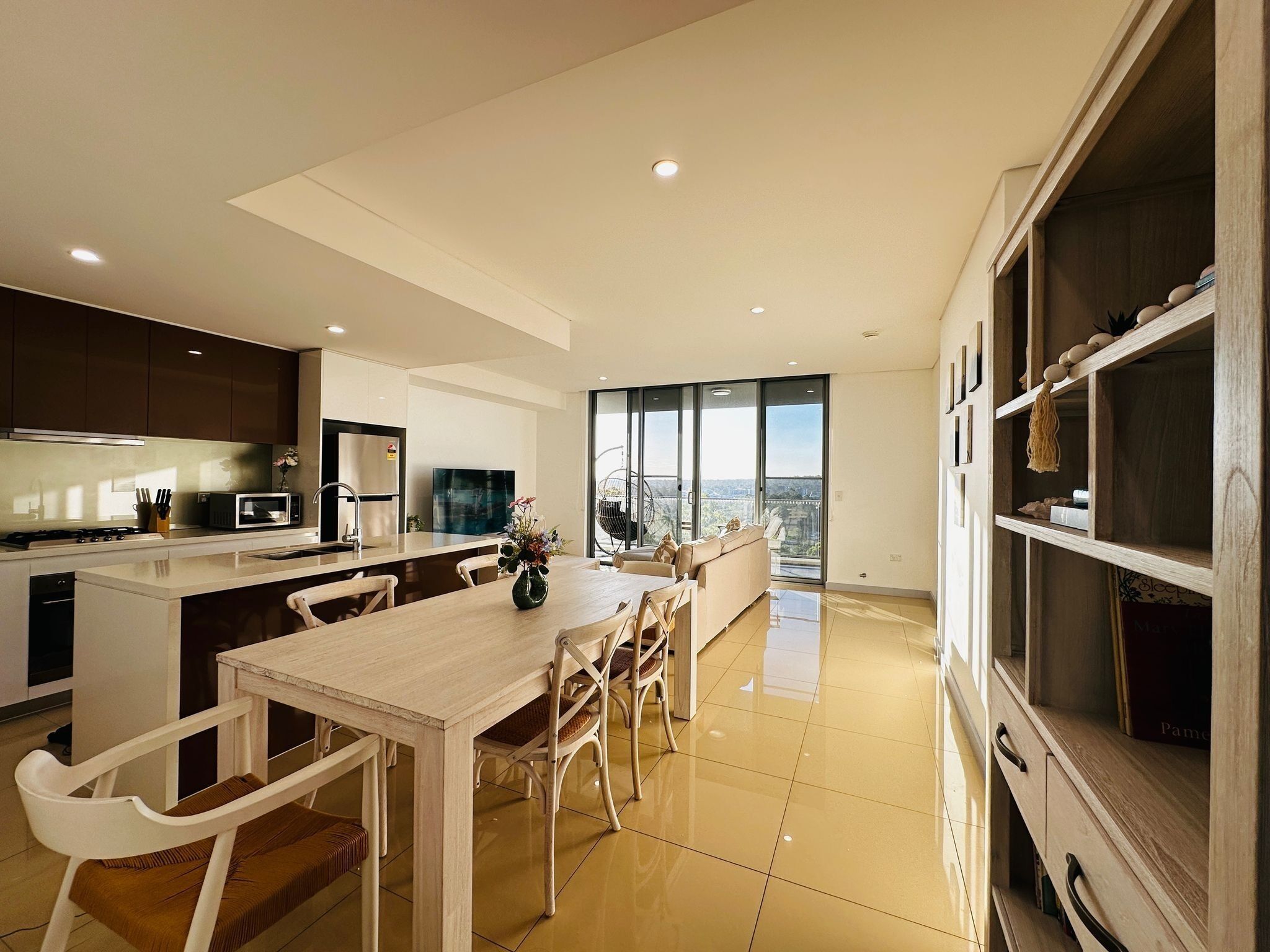 Appartement Supérieur, 3 chambres, vue ville | Coin séjour | Télévision LED de 45 pouces avec chaînes numériques