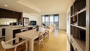 Una cocina moderna con comedor, ventanas amplias y vistas a la ciudad.