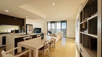 Appartement Supérieur, 3 chambres, vue ville | Coin séjour | Télévision LED de 45 pouces avec chaînes numériques