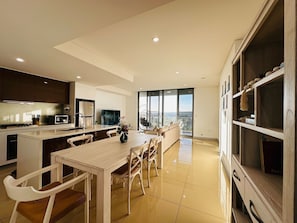 Appartement Supérieur, 3 chambres, vue ville | Coin séjour | Télévision LED de 45 pouces avec chaînes numériques