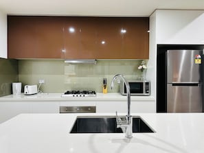 Appartement supérieur, 3 chambres, vue sur la ville | Cuisine privée | Réfrigérateur, surface de cuisson, bouilloire électrique