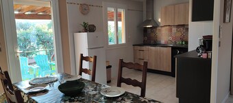 Air-conditioned single-storey house between beach and village, quiet, terrace, garden.