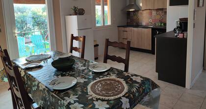 Air-conditioned single-storey house between beach and village, quiet, terrace, garden.