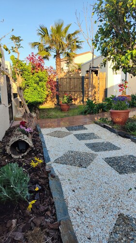 Charming single-storey villa, air-conditioned, in quiet neighborhood. terrace, garden.