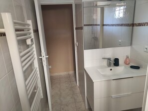 Ducha, secador de pelo, toallas y papel higiénico