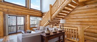 Gorgeous Luxury Cabin walking distance to downtown and shuttle.