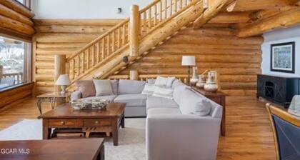 Gorgeous Luxury Cabin walking distance to downtown and shuttle.