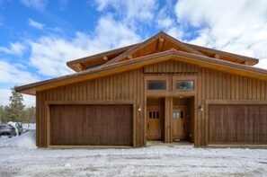 Exterior - Gorgeous Luxury Cabin walking distance to downtown and shuttle. (Winter Park)