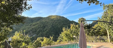 Una piscina al aire libre, una piscina climatizada