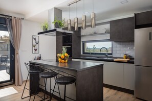 Kjøleskap, mikrobølgeovn, ovn og oppvaskmaskin