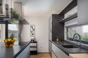 Réfrigérateur, four à micro-ondes, un four, surface de cuisson