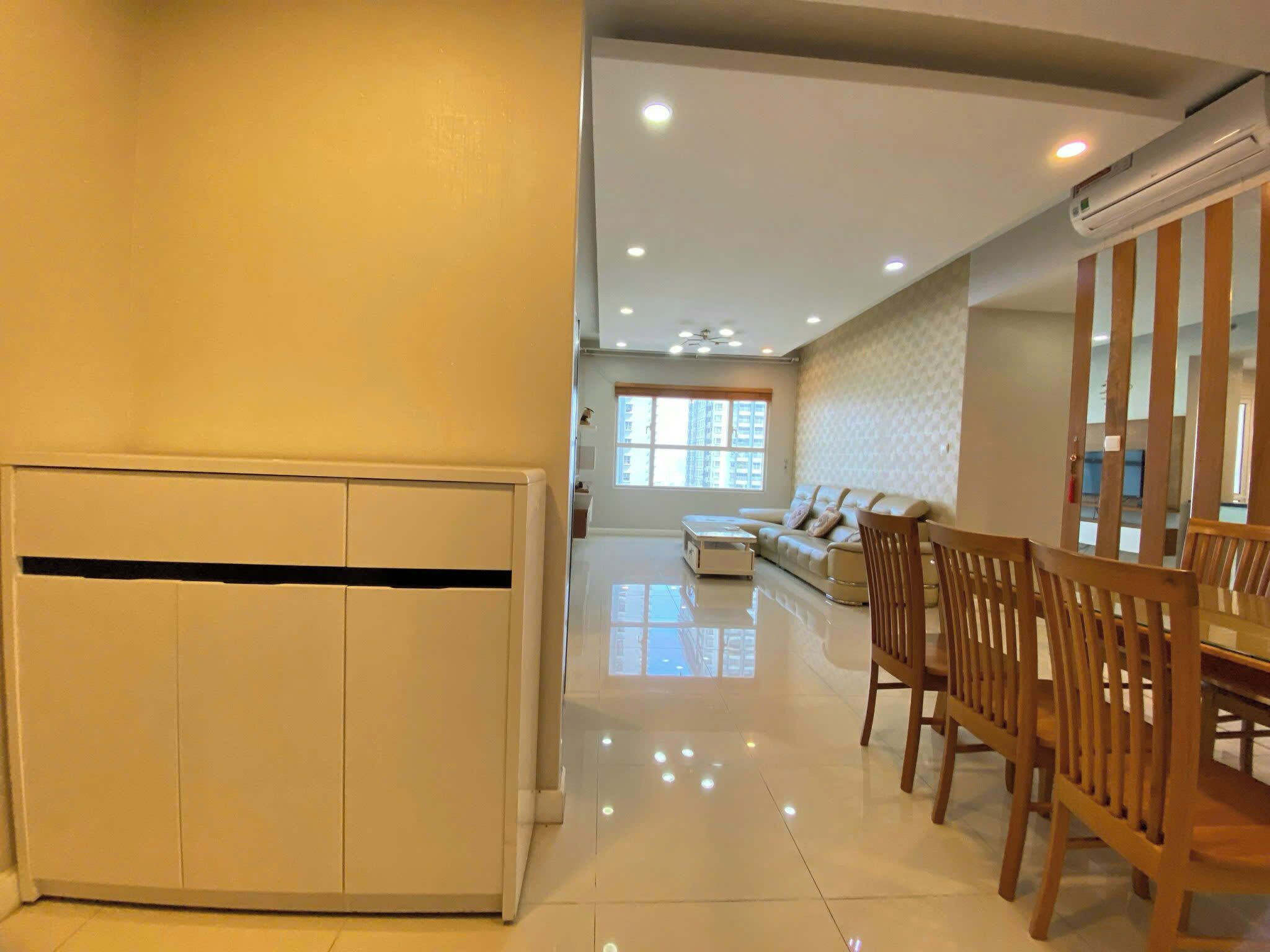 Una sala moderna con sofá, mesa de comedor y sillas.
