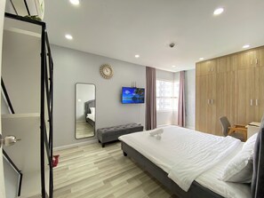 3 bedrooms, desk, laptop workspace, blackout curtains