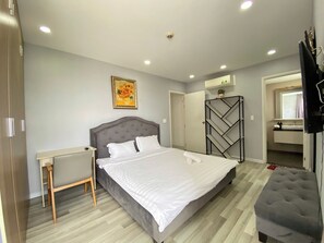 Departamento Deluxe, 3 habitaciones, vista a la ciudad | 3 habitaciones, escritorio y espacio para trabajar con laptop 
