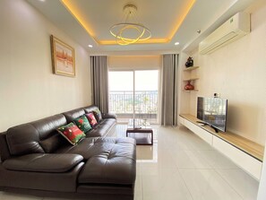 Departamento Deluxe, 3 habitaciones, vista a la ciudad | Área de sala de estar