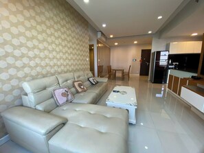 Departamento Deluxe, 2 habitaciones, vista a la ciudad | Baño | Amenidades de baño gratuitas, secadora de cabello, pantuflas, toallas 