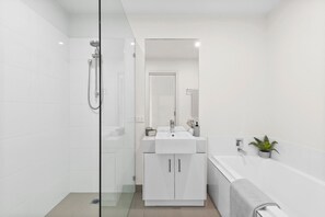 مجففات شعر، مناشف، صابون، شامبو