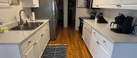 雪櫃、微波爐、焗爐、爐具