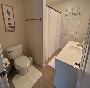 Douche, sèche-cheveux, serviettes fournies, savon