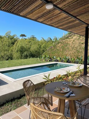 Outdoor dining - Cottage in the Heart of the Coffee Axis (Alcala)