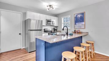 Een koelkast, een magnetron, een oven, een kookplaat