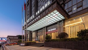 Un hôtel doté d’une façade moderne, de grandes baies vitrées et d’une entrée imposante.