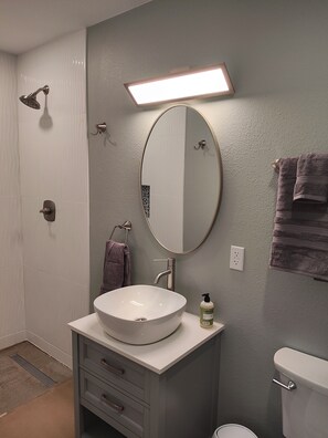 Amenidades de baño ecológicas, secadora de cabello, toallas 