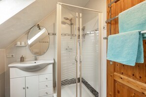 Shower, hair dryer, towels - Holiday Home 'am Aartalsee' with Private Terrace, Private Garden and Wi-Fi (Hohenahr)