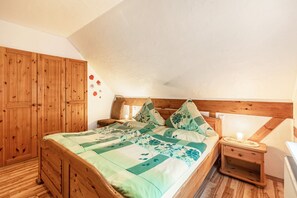 1 bedroom, iron/ironing board, free WiFi, bed sheets - Holiday Home 'am Aartalsee' with Private Terrace, Private Garden and Wi-Fi (Hohenahr)