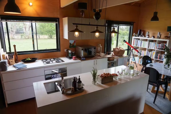 Geladeira, micro-ondas, fogão, cooktop