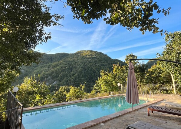 Una piscina al aire libre, una piscina climatizada