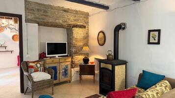 Flat-screen TV, fireplace