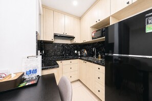Departamento básico | Área de sala de estar | Televisión LCD de 24 pulgadas con canales por cable