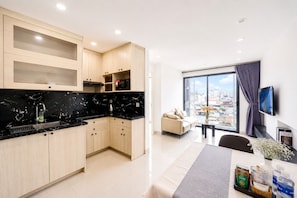 Family Apartment, Balcony, City View | Shared kitchen facilities