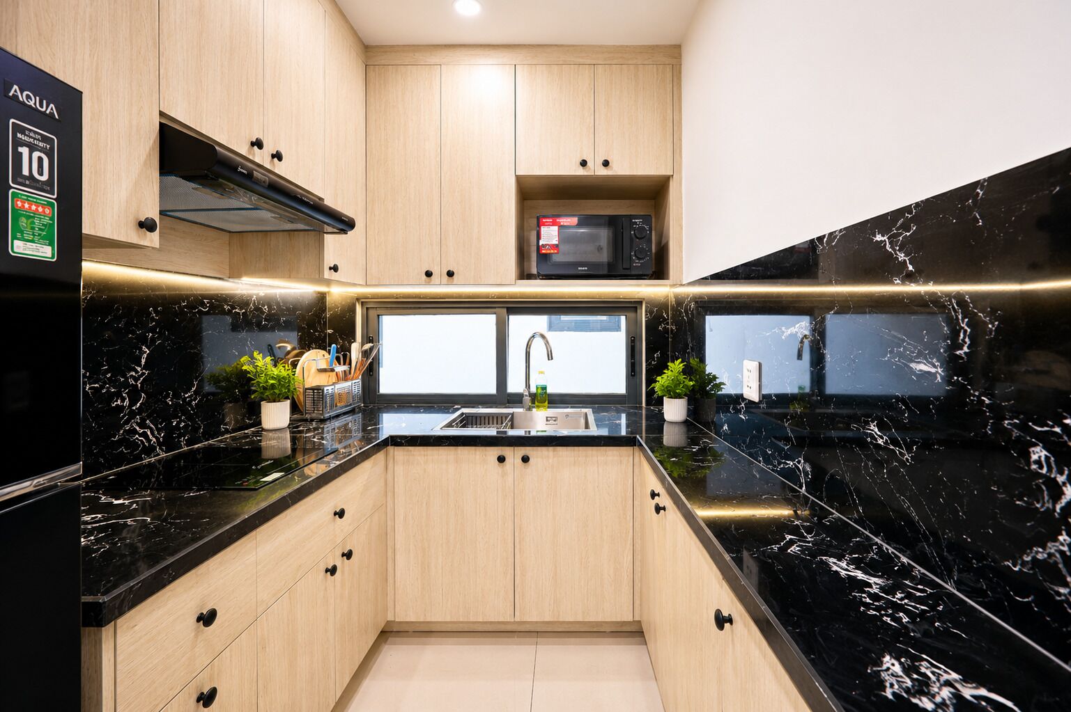 Basic Apartment | Private kitchen | Full-sized fridge, microwave, oven, stovetop
