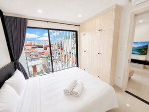 Apartamento família, sacada, vista para a cidade | Cofres nos quartos, escrivaninha, cortinas blackout, Wi-Fi de cortesia