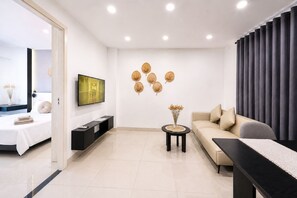 Ein modernes Wohnzimmer mit einer Couch, einem Fernseher und Wandkunst.