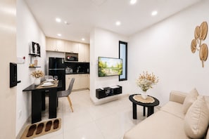 Departamento básico | Cocina privada | Refrigerador con congelador, microondas, horno y parrilla de estufa 