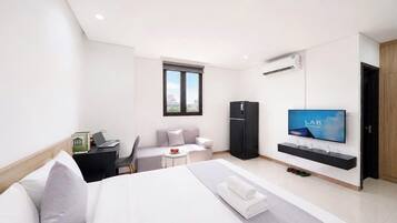 Apartemen Basic | Brankas, meja kerja, tirai kedap cahaya, dan Wi-Fi gratis
