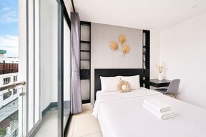 Apartamento luxo, sacada, vista para a cidade | Cofres nos quartos, escrivaninha, cortinas blackout, Wi-Fi de cortesia